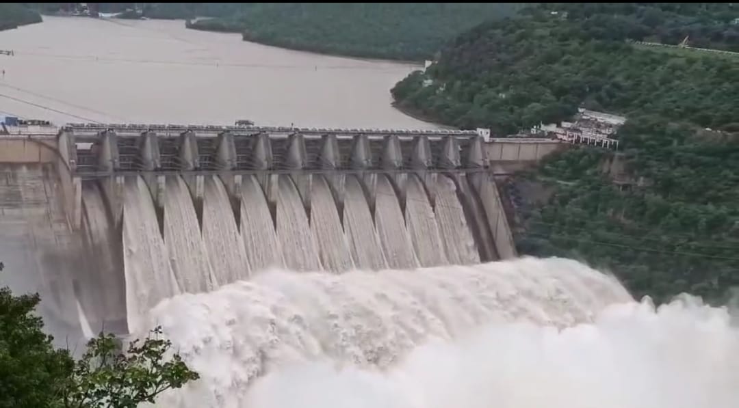 శ్రీశైలం జలాశయం నుంచి సాగర్‌ వైపు వెళ్తున్న నీరు