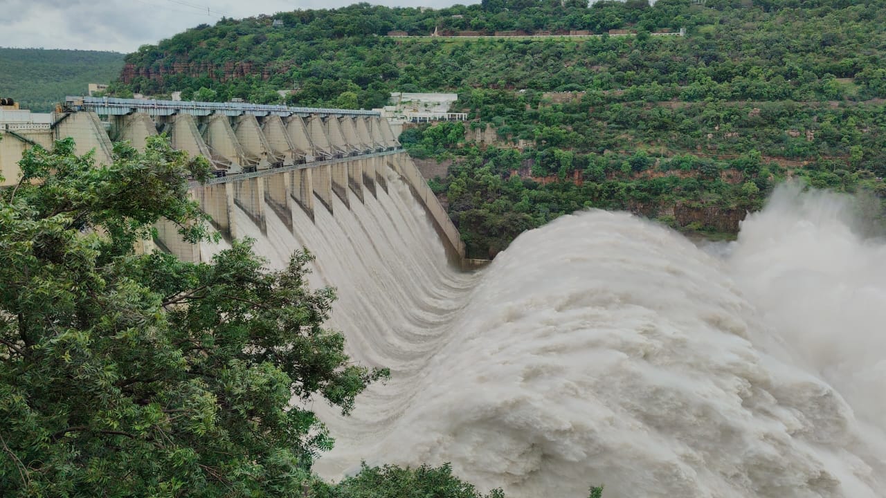 శ్రీశైలం జలాశయం నుంచి సాగర్‌ వైపు వెళ్తున్న నీరు