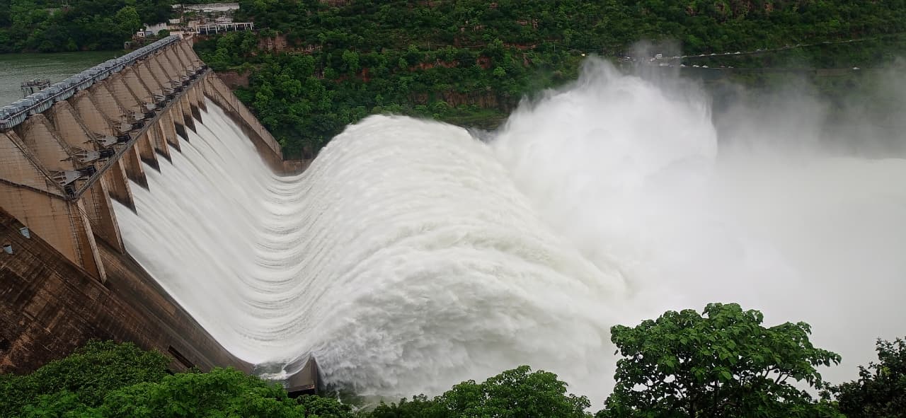 శ్రీశైలం జలాశయం నుంచి సాగర్‌ వైపు వెళ్తున్న నీరు