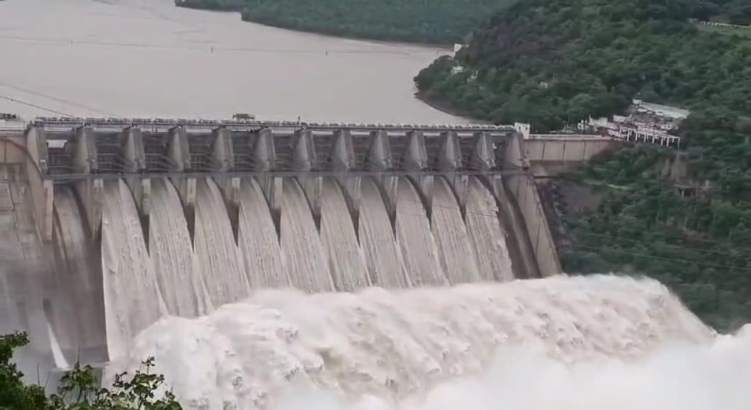  ఎగువ, పరీవాహక ప్రాంతాల నుంచి వరద ఉధృతి మరింత పెరగడంతో అధికారులు పది గేట్లను ఎత్తి సాగర్‌కు నీటిని విడుదల చేస్తున్నారు.