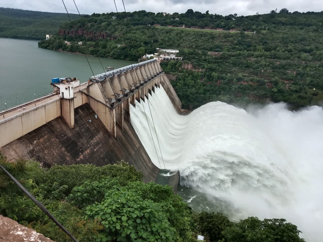 కుడి, ఎడమ జలవిద్యుత్ కేంద్రాల్లో విద్యుత్‌ ఉత్పత్తి కొనసాగుతున్నది.