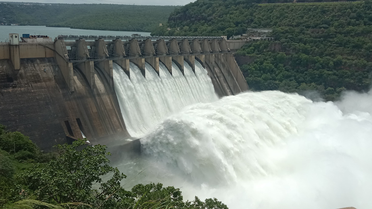 Srisailam Project | శ్రీశైలానికి కొనసాగుతున్న వరద.. సాగర్‌ వైపు కృష్ణమ్మ ఉరకలు..!