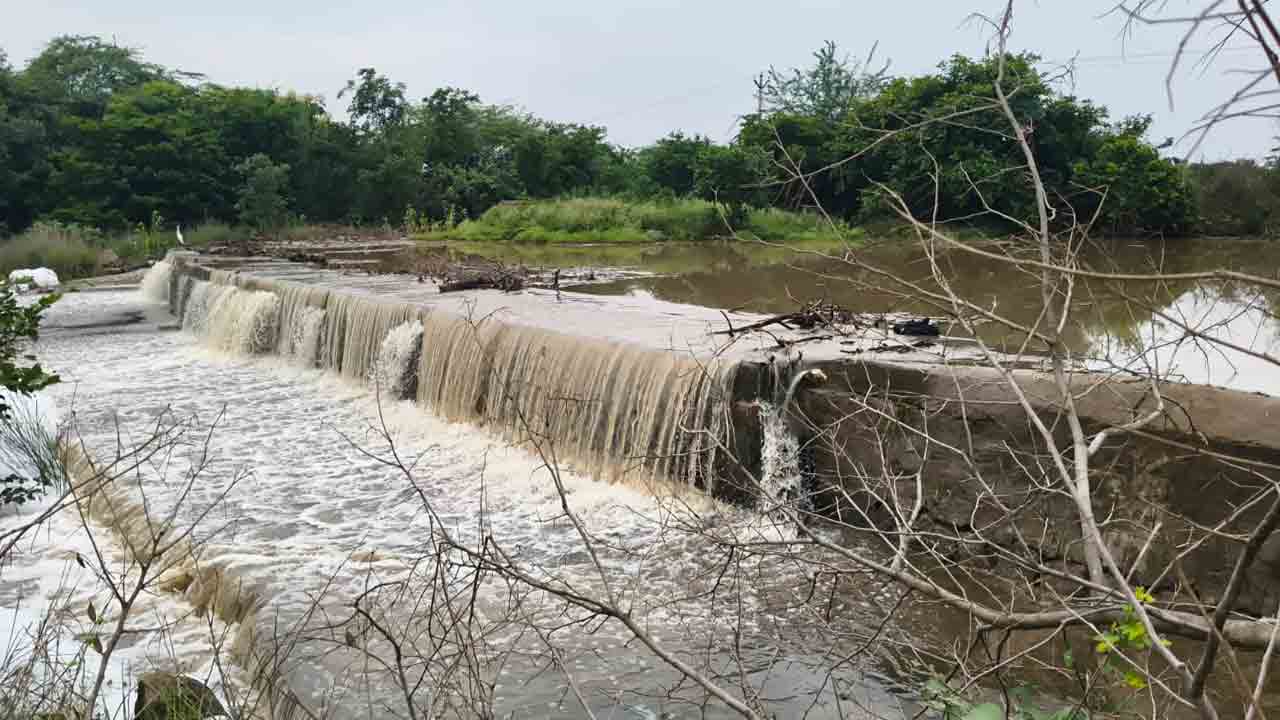 Streams | నిజాంపేట్‌లో పొంగిపొర్లుతున్న వాగులు