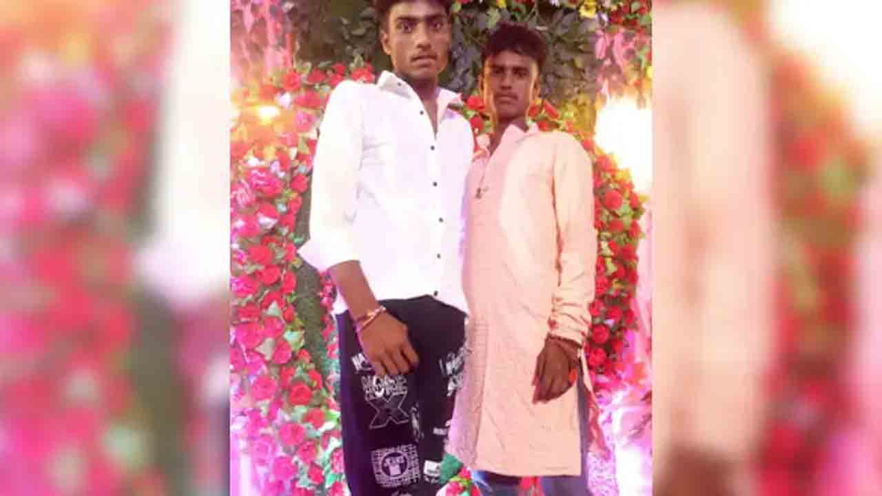 Students Making Reels On Bike | రీల్‌ కోసం బైక్‌పై స్టంట్స్‌ చేసిన ముగ్గురు స్టూడెంట్స్‌..   బస్సును ఢీకొట్టడంతో ఇద్దరు మృతి