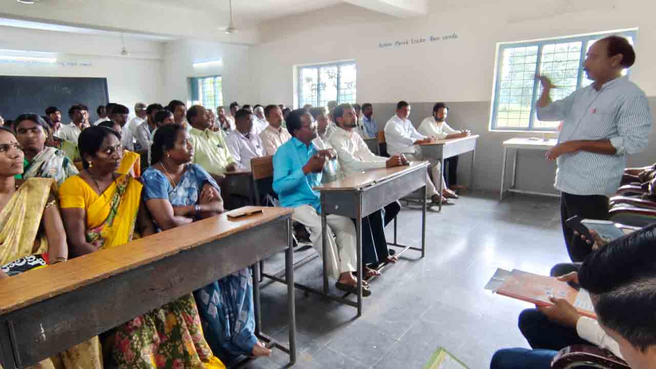 Students | సబ్జెక్టుల్లో వెనుకబడిన విద్యార్థులకు ప్రత్యేక తరగతులు : హెచ్ఎం సట్ల గంగాధర్