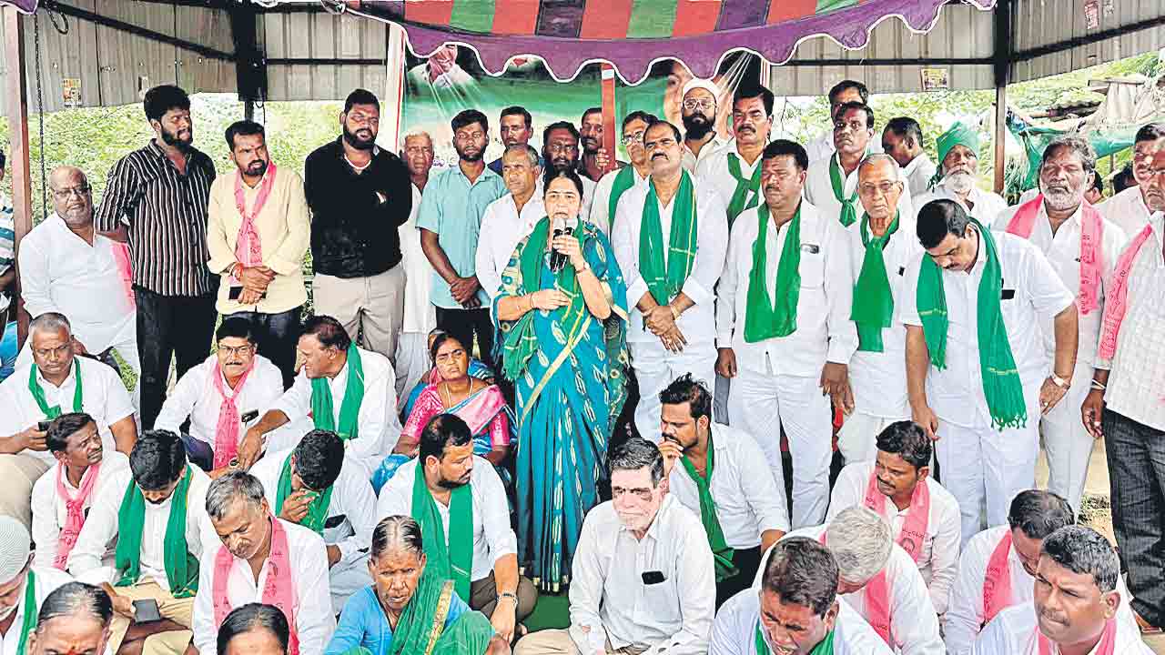 సరిపడా యూరియా ఇవ్వాలి