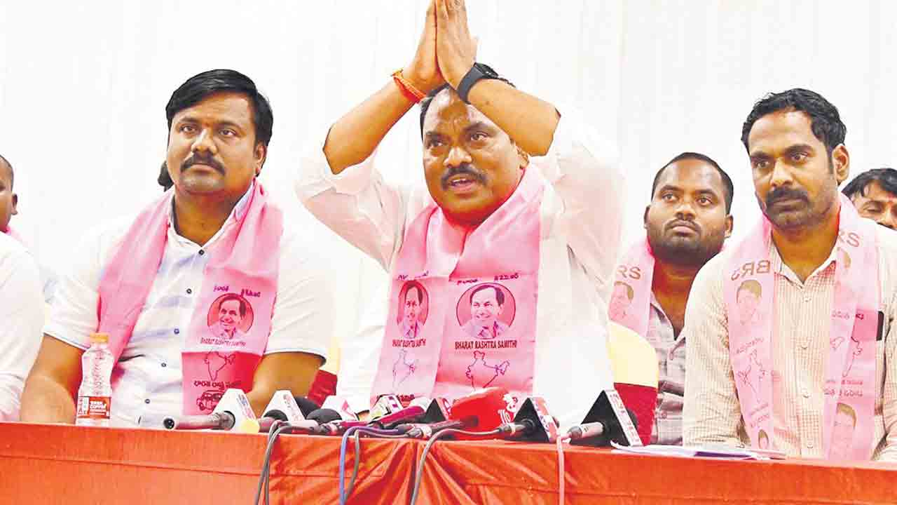 చేతులెత్తి వేడుకుంటున్నా.. రైతులకు సాగునీరందించండి