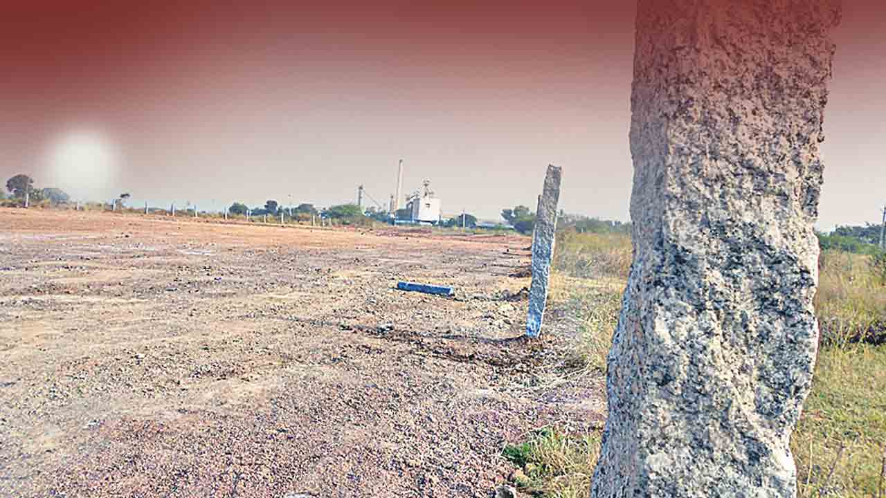 అధికారుల అలసత్వం.. ఇండ్ల స్థలం ఫైళ్లకే పరిమితం!