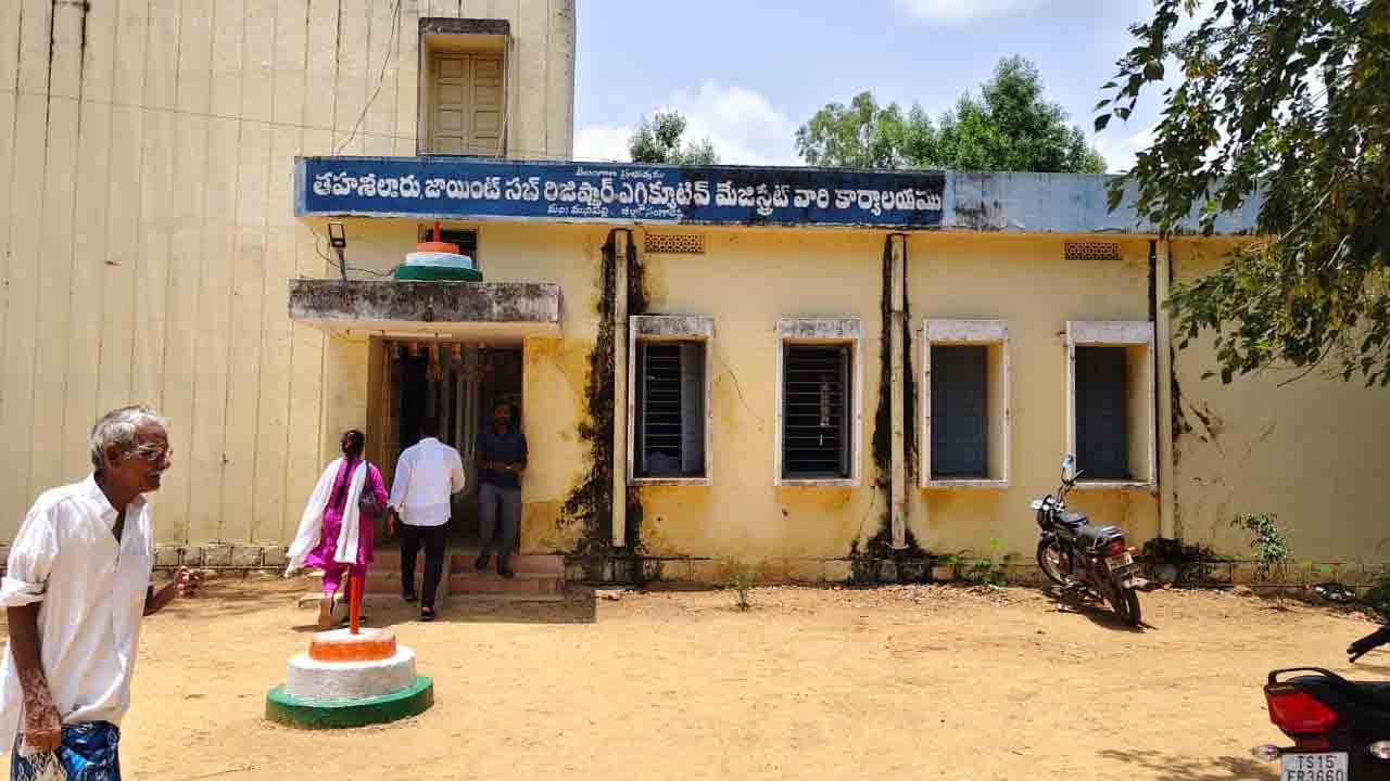 Double Registrations | రెవెన్యూ అధికారుల చేతివాటం.. మునిపల్లిలో జోరుగా డబుల్ రిజిస్ట్రేషన్ల దందా