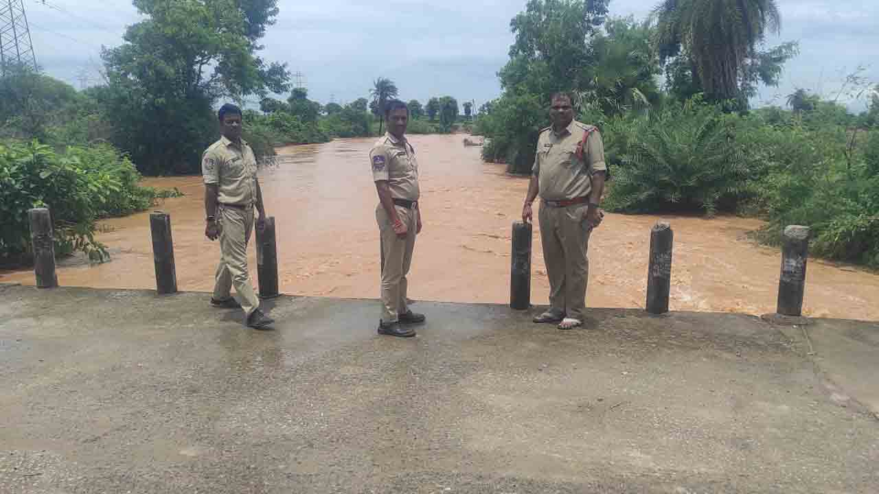 Heavy Rains | వరద ఉధృతి కల్వర్టులను పరిశీలించిన తాండూర్ ఎస్సై