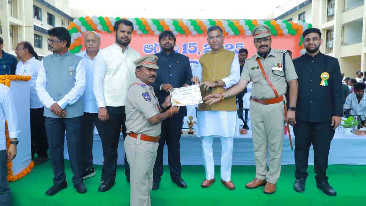 Commendation Certificate | ఉత్తమ సేవా ప్రశంసా పత్రాలు అందుకున్న తాండూరు పోలీసు అధికారులు