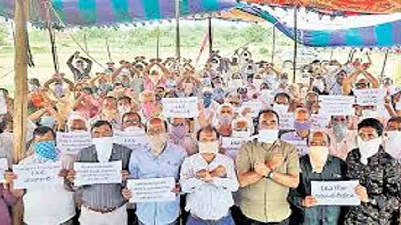 దండాలు పెడుతూ వినూత్న ఆందోళన