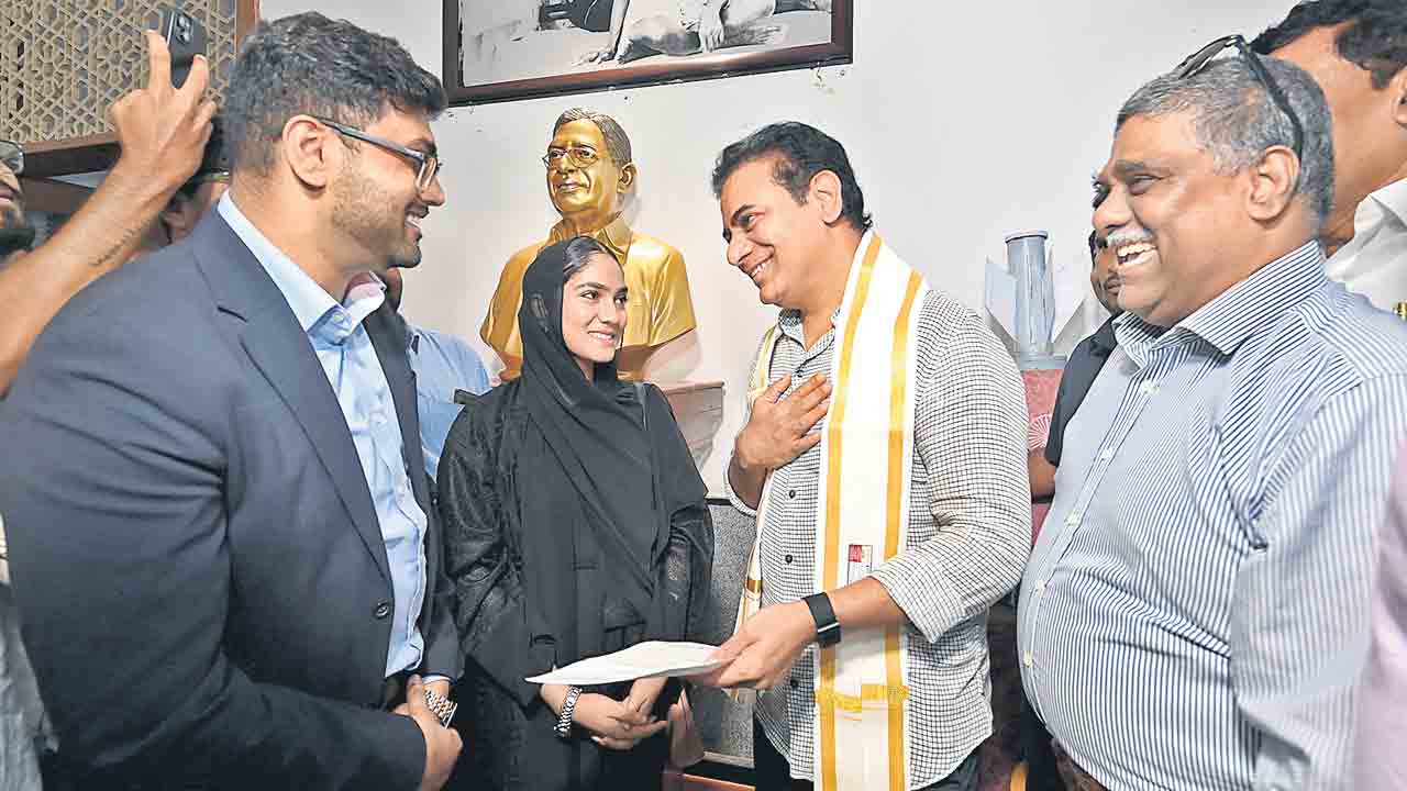 యువతకు మీరే స్ఫూర్తి.. అమెరికా వెళ్లే ముందు కేటీఆర్‌ను కలిసిన సయిదా ఫాతిమా