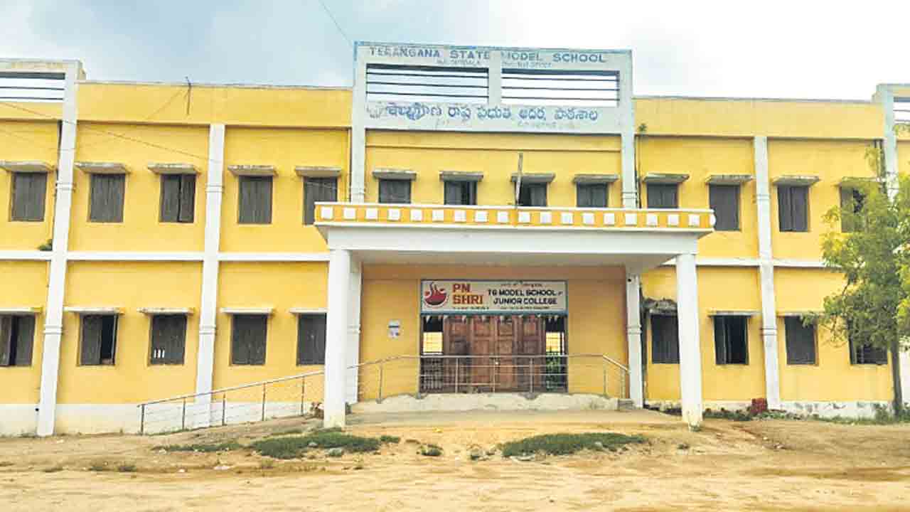 అరిగోస..పండుగ నాడూ మోడల్‌ స్కూల్‌ సిబ్బందికి పస్తులే