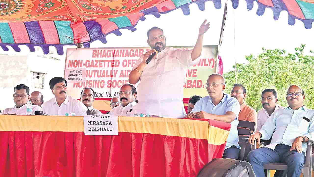 మా భూములు మాగ్గావాలె.. గోపన్‌పల్లిలో కదం తొక్కిన ఉద్యోగులు