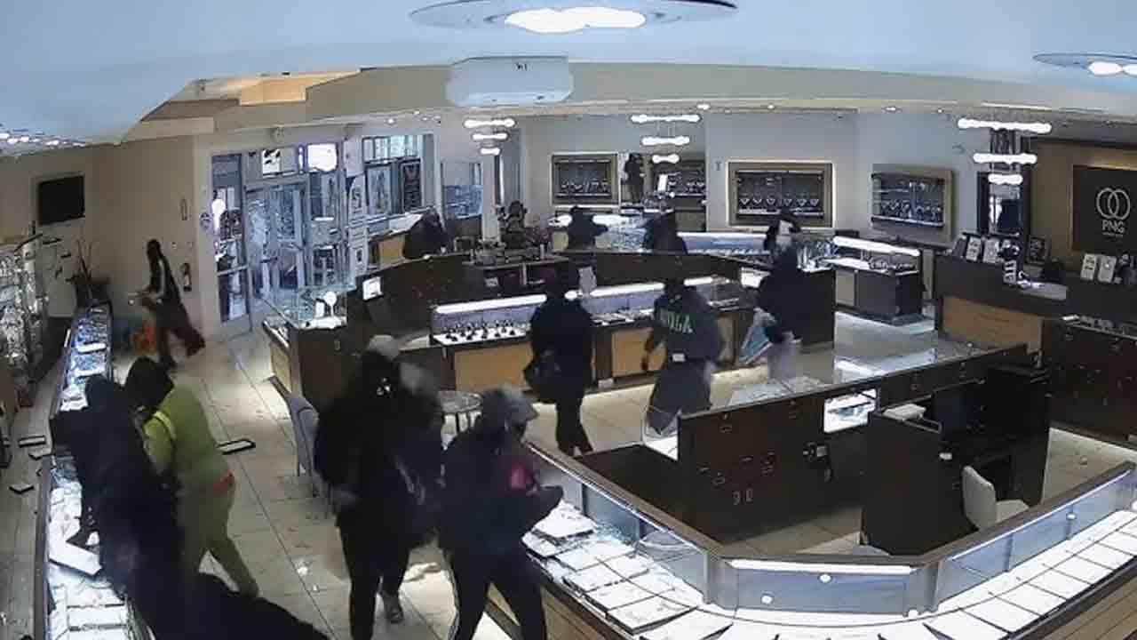 అమెరికాలో మెరుపు దోపిడీ… 2 నిమిషాల వ్యవధిలో రూ.17 కోట్ల అపహరణ