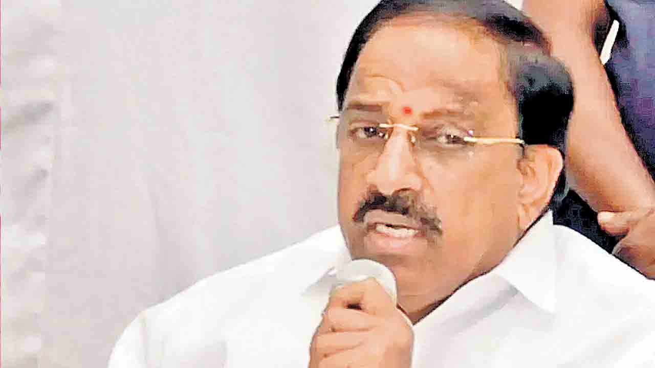 క్యూలో చెప్పులు పెట్టించి బద్నాం చేస్తున్నారు