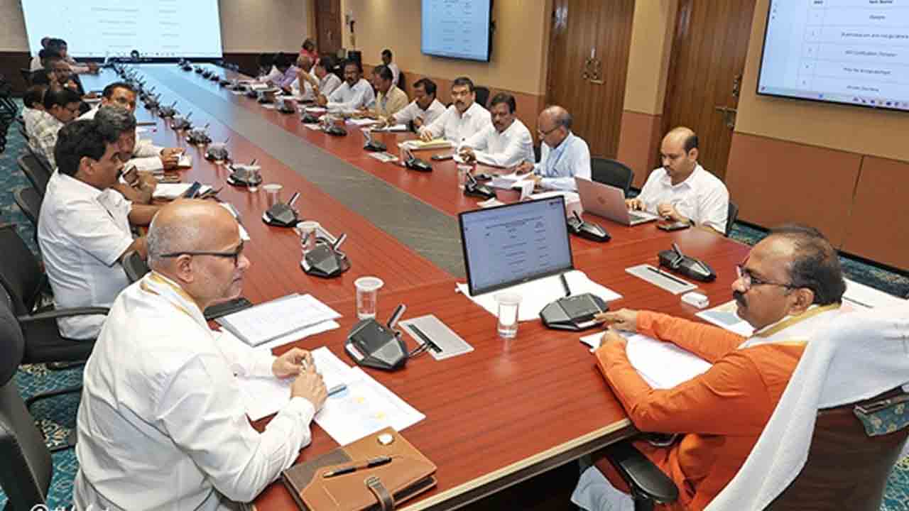Brahmotsavams Arrangements | బ్రహ్మోత్సవాల్లో భక్తులకు ఇబ్బందులు తలెత్తకుండా సౌకర్యాలు కల్పించాలి : టీటీడీ ఈవో