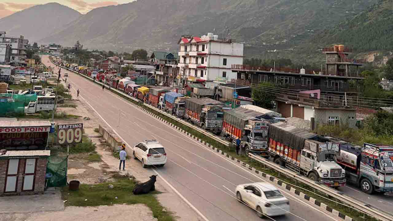 Traffic Jam | భారీ వర్షాలకు 50 కిలోమీటర్ల మేర ట్రాఫిక్ జామ్.. చిక్కుకుపోయిన వందలాది ట్రక్కులు.. నిలిచిన సరకు రవాణా