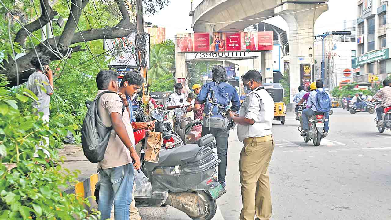 ట్రాఫిక్‌ నియంత్రణ వదిలేసి.. చలాన్ల వేట