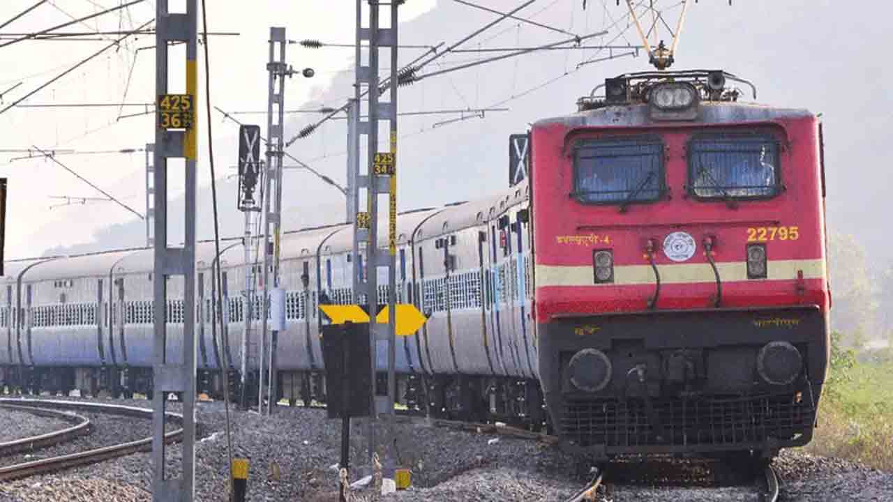 Gorakhpur train | గోరఖ్పూర్ రైల్లో దొంగతనం.. నగదు బ్యాగ్ను ఎత్తుకెళ్లిన దుండగులు