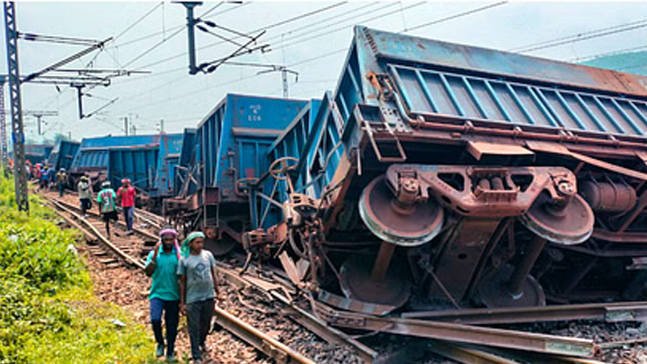 Train Derail | ప‌ట్టాలు త‌ప్పిన గూడ్స్ రైలు.. వందే భార‌త్ స‌హా ప‌లు రైళ్లు ర‌ద్దు..!
