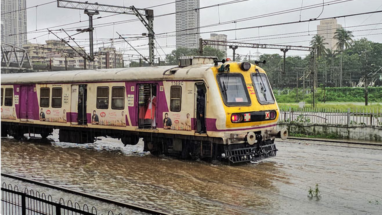 Mumbai Rains | ముంబయిలో వరదలకు ఆరుగురు మృతి.. 15గంటల తర్వాత హార్బర్‌ లైన్‌లో రైళ్ల రాకపోకలు షురూ..!