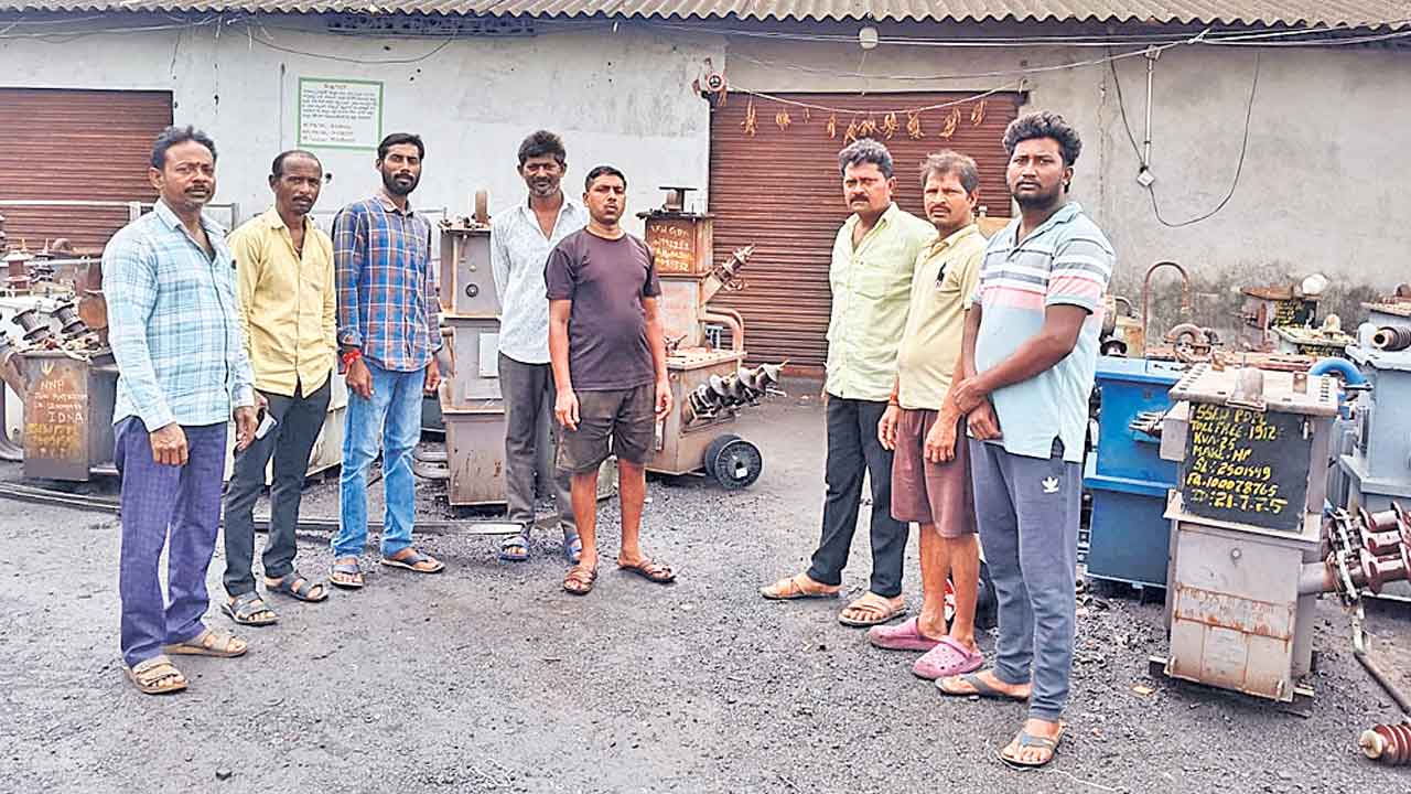 ట్రాన్స్‌ఫార్మర్‌ రిపేరింగ్‌ కాంట్రాక్టర్ల సమ్మె బాట