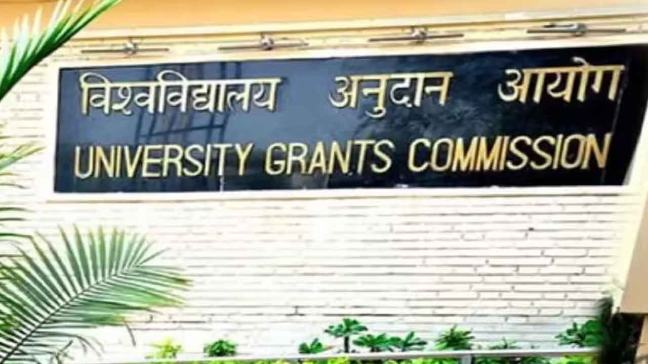 హెల్త్‌కేర్‌ కోర్సులు ఆన్‌లైన్‌లో వద్దు.. వర్సిటీలకు యూజీసీ ఆదేశం