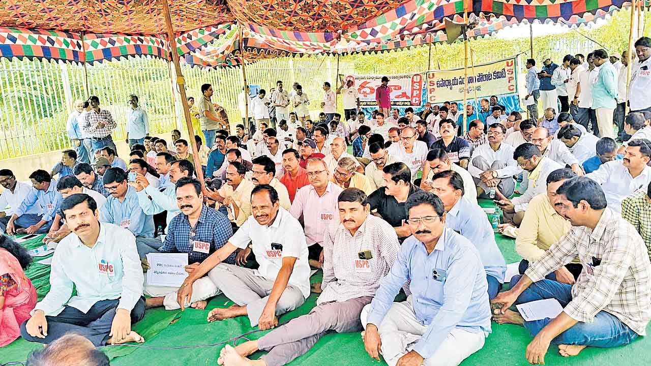 యూఎస్పీసీ ఆధ్వర్యంలో ధర్నా.. పెండింగ్‌ డీఏలు, బిల్లులు విడుదల చేయాలని డిమాండ్‌