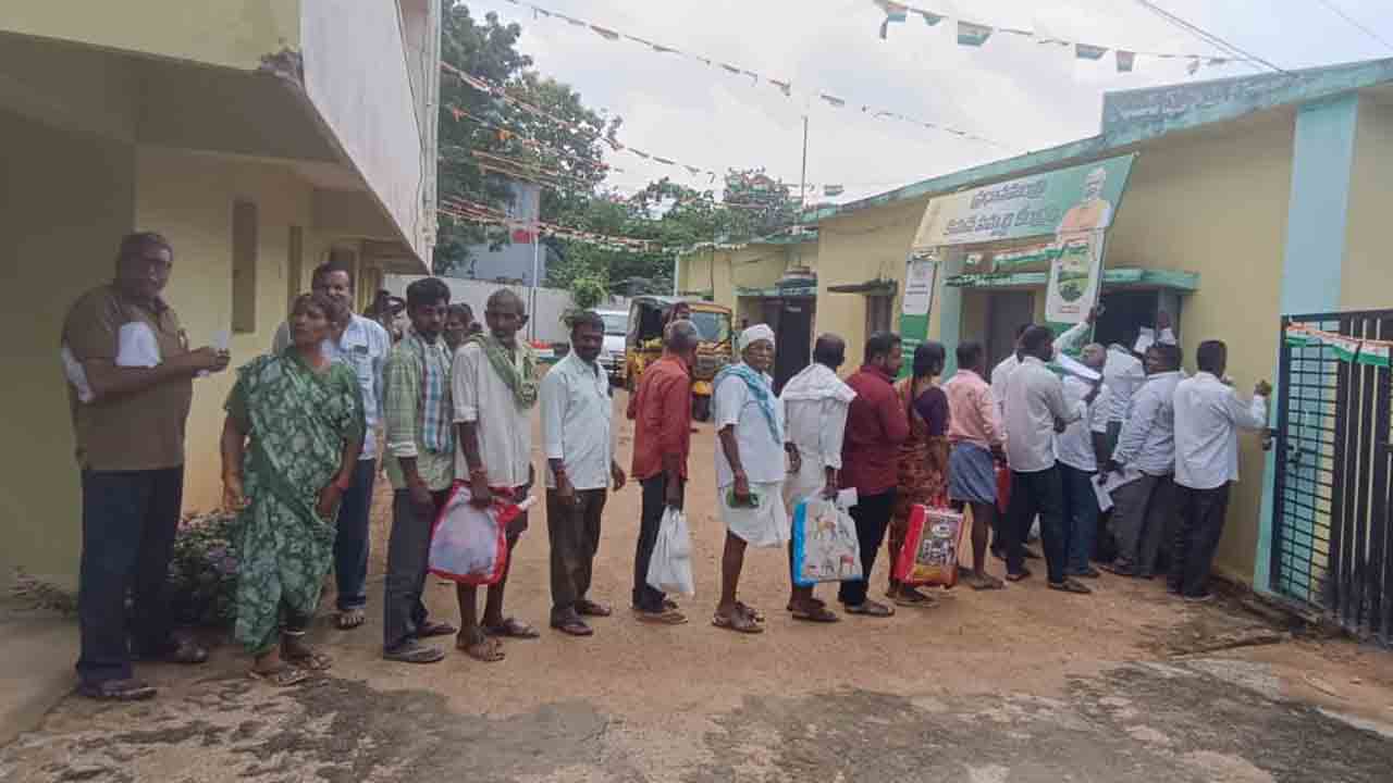 Urea | తెలంగాణ రాకముందు లైన్లు కట్టినం.. యూరియా కోసం మళ్లీ గిప్పుడే : రైతులు