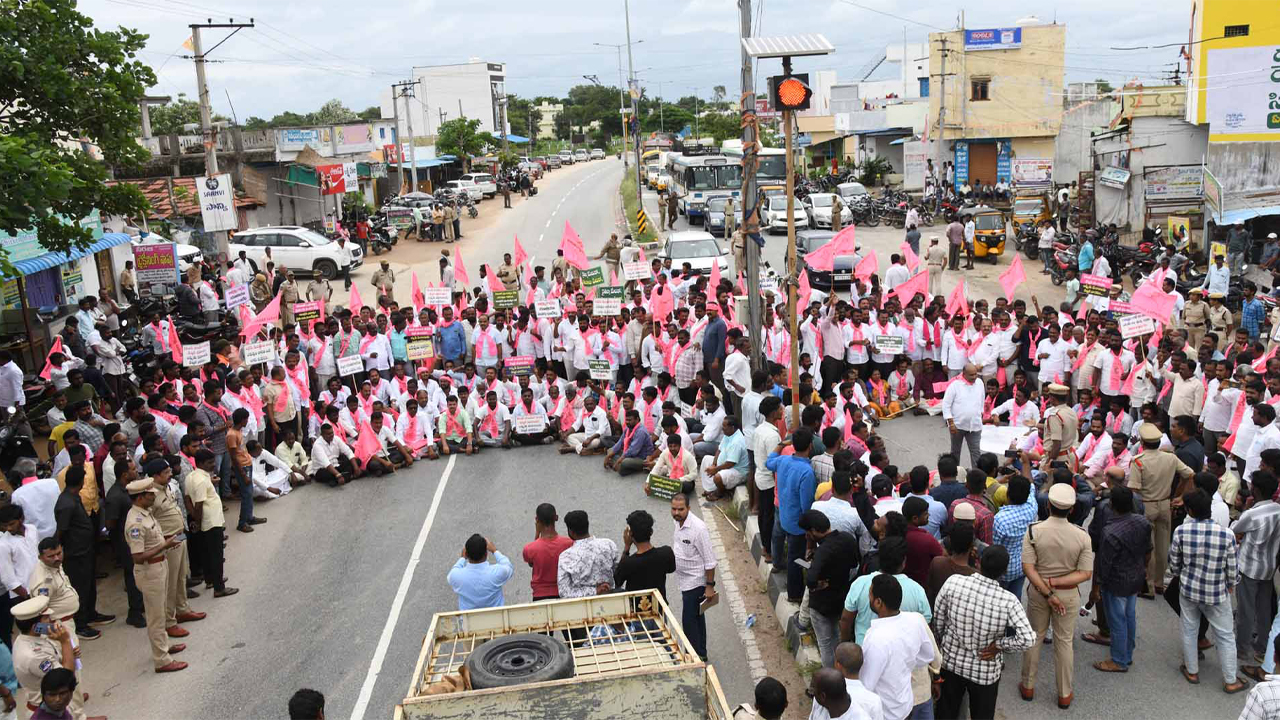 తెలంగాణ రైతంగానికి యూరియా కష్టాలు… ఫొటో గ్యాలరీ