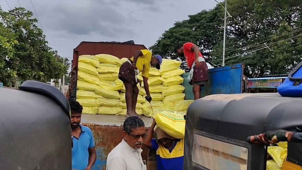 బ్లాక్‌ మార్కెట్‌కు తరలుతున్న యూరియా