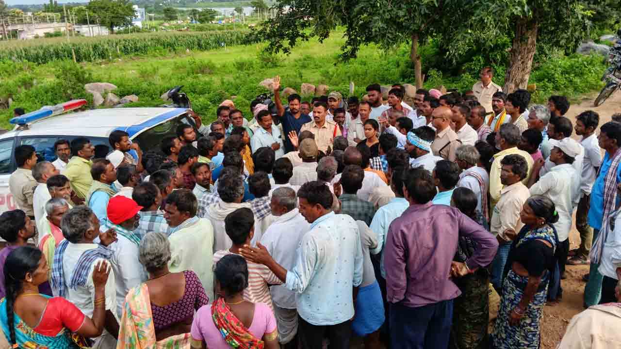 Urea Distribution | ఒక్కరికి ఒక బస్తా యూరియా.. పోలీస్ పహారాలో రైతులకు పంపిణీ