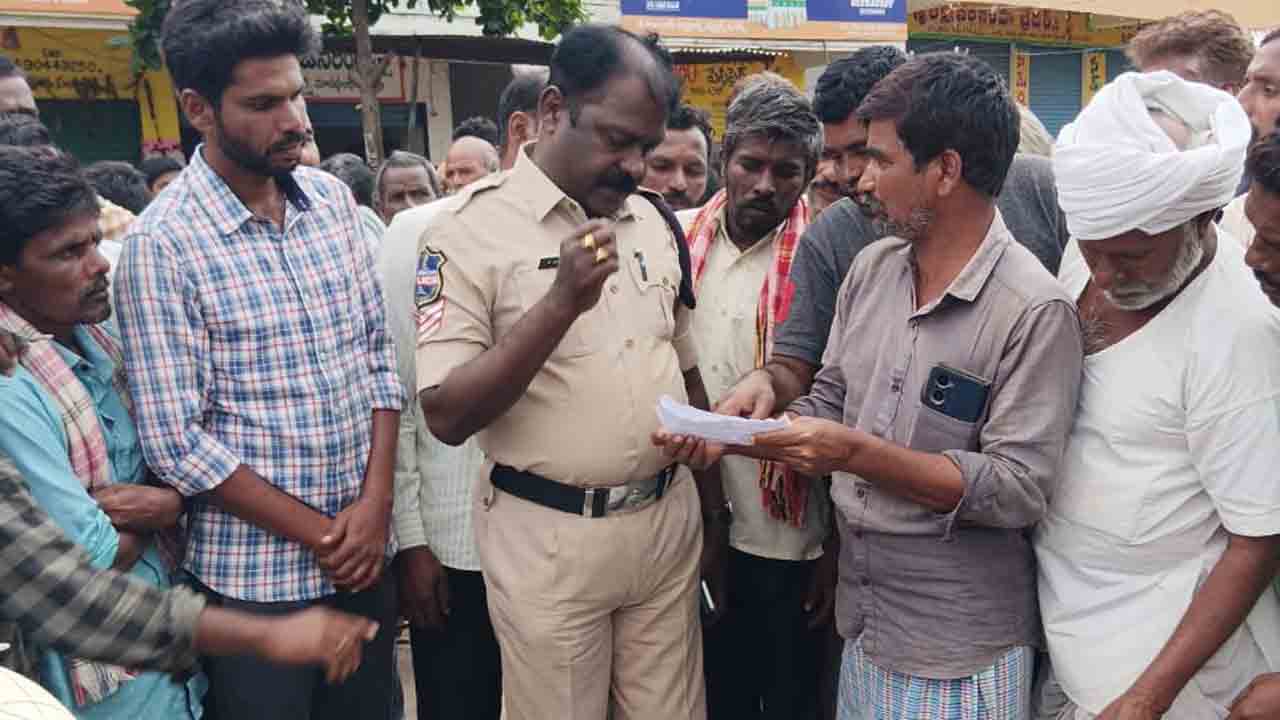 Urea Problems | రోడ్లపైకి ఓ వైపు రైతులు.. మరోవైపు కాంగ్రెస్‌ నాయకులు