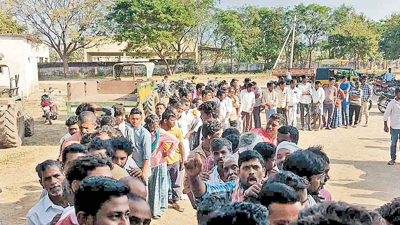 పడరాని కష్టాలు