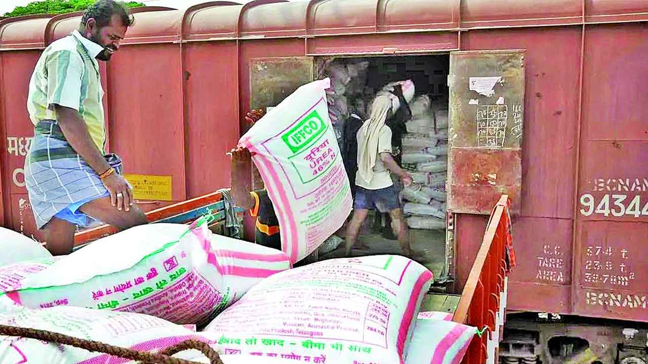 వ్యాగన్‌ వస్తేనే యూరియా!