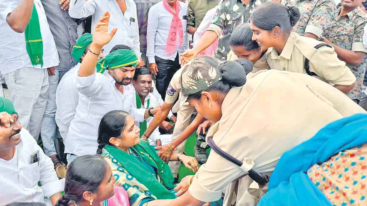 యూరియా కొరత తీర్చలేకపోతున్న సర్కారు తీరును నిరసిస్తూ గురువారంచండూర్‌ చౌరస్తాలో రైతులతో కలిసి ధర్నా చేస్తున్న నర్సాపూర్‌ ఎమ్మెల్యే సునీతా లక్ష్మారెడ్డి, బీఆర్‌ఎస్‌ నాయకులను అడ్డుకుంటున్న పోలీసులు
