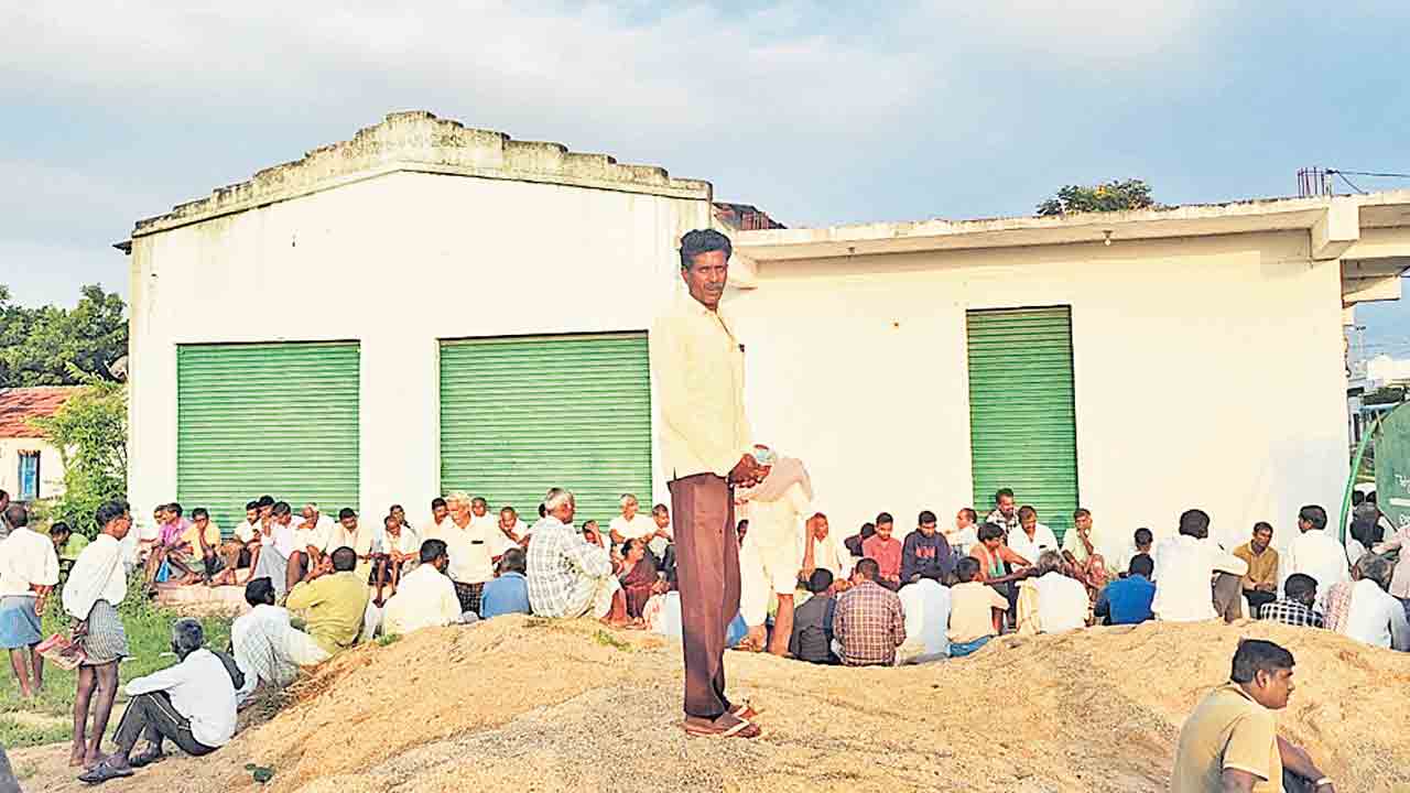 రాష్ర్టంలో యూరియా సంక్షోభం