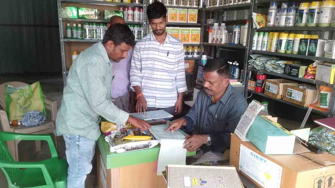 Urea | కొరత లేకుండా రైతులకు ఆగ్రోస్ కేంద్రాల ద్వారా యూరియా : వ్యవసాయ శాఖ ఏడిఏ బాబు నాయక్