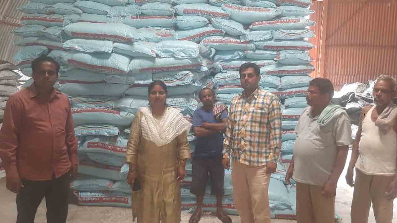 Urea | అధిక ధరలకు యూరియాను అమ్మితే చర్యలు తప్పవు : మెదక్ ఏడీఏ విజయనిర్మల