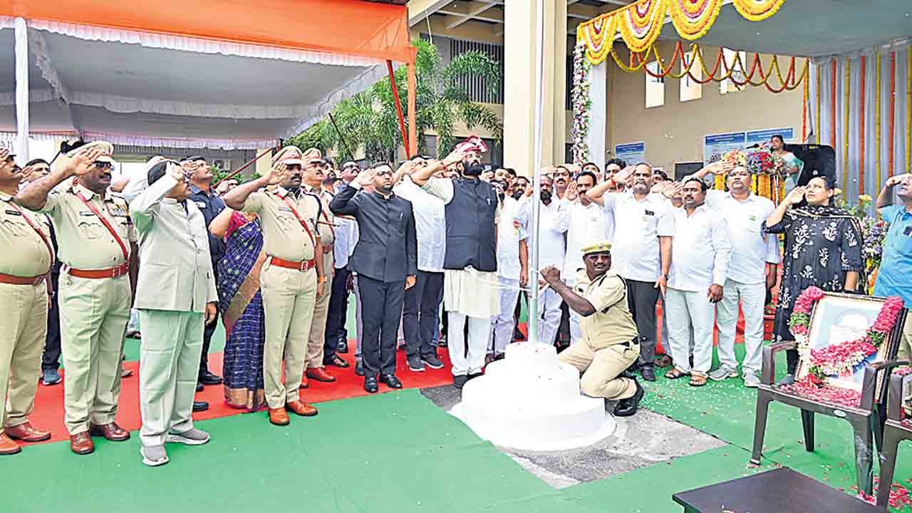 రాజకీయాలకతీతంగా నిరంతర అభివృద్ధి