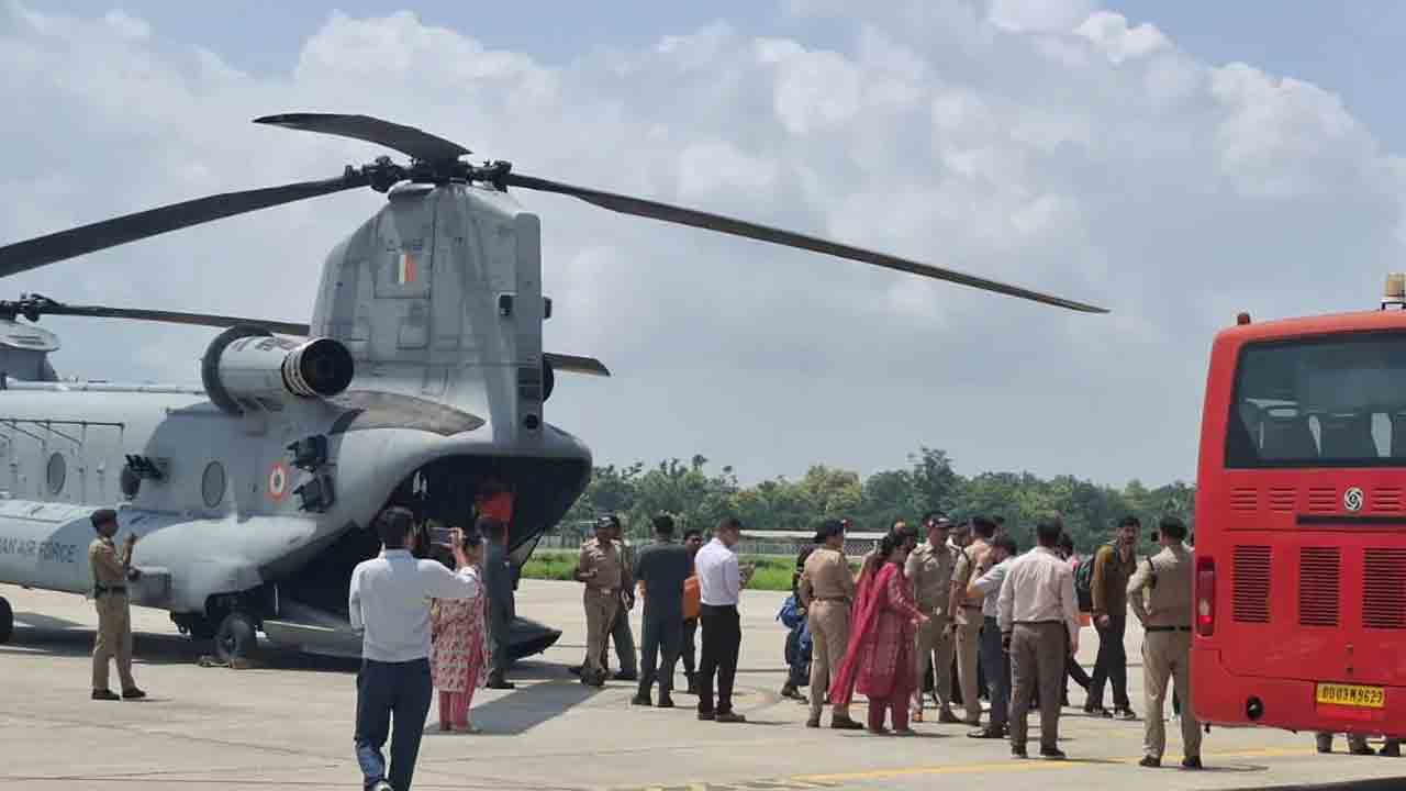 Uttarkashi | రెస్క్యూ ఆపరేషన్‌కు సవాల్‌గా మారిన ప్రతికూల వాతావరణం.. హెలికాప్టర్‌లో 65 మంది తరలింపు