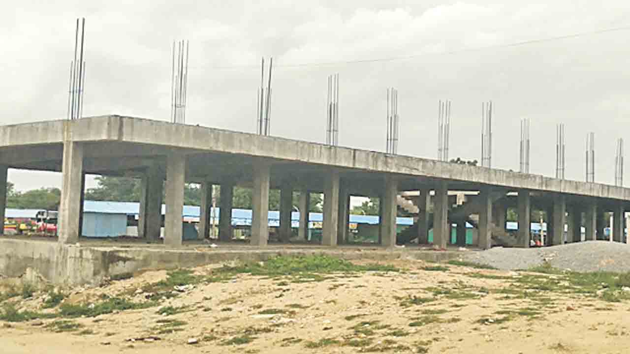 అసంపూర్తిగా షాపింగ్‌ కాంప్లెక్స్‌