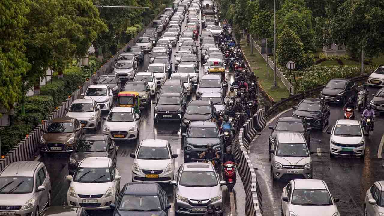 వాహనాలకు 20 ఏండ్లు పైబడితే అంతే.. రెన్యూవల్‌ ఫీజుల భారీ పెంపు