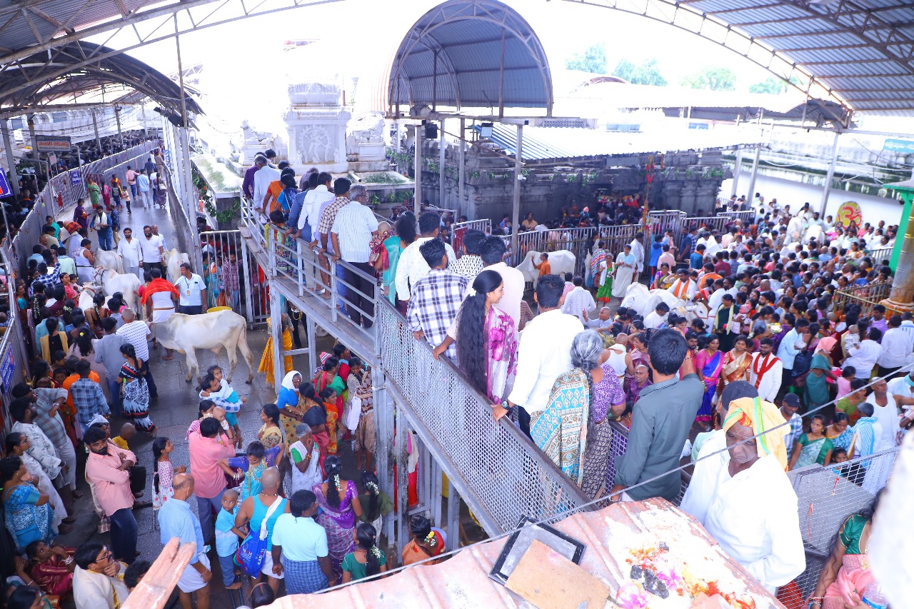 శ్రావణ మాసం చివరి సోమవారం కావడంతో వివిధ ప్రాంతాల నుంచి భక్తులు పోటెత్తి స్వామివారిని దర్శించుకున్నారు. 
