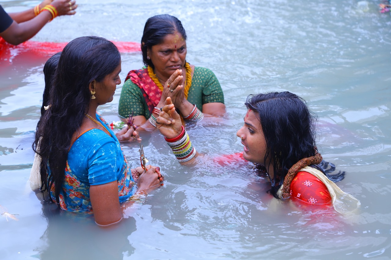 వేకువ జాము నుంచే ఆలయంలోని ధర్మగుండంలో పవిత్ర స్నానాలు చేశారు. 