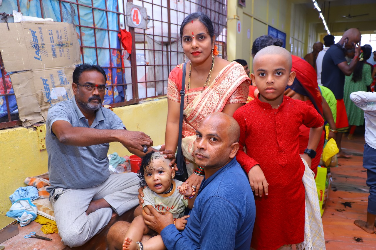 ఈ సందర్భంగా పలువురు భక్తులు తలనీలాలు సమర్పించారు.