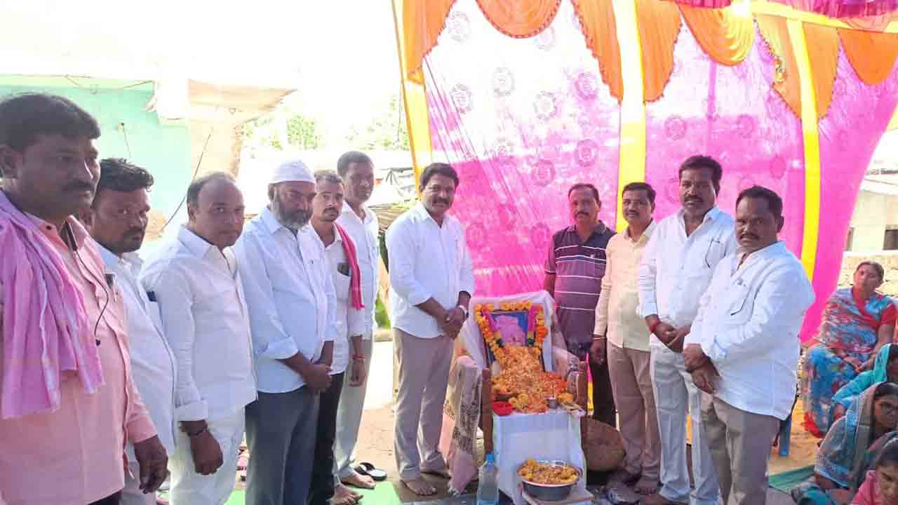 BRS leaders | బాధిత కుటుంబాన్ని పరామర్శించిన బీఆర్‌ఎస్‌ నాయకులు