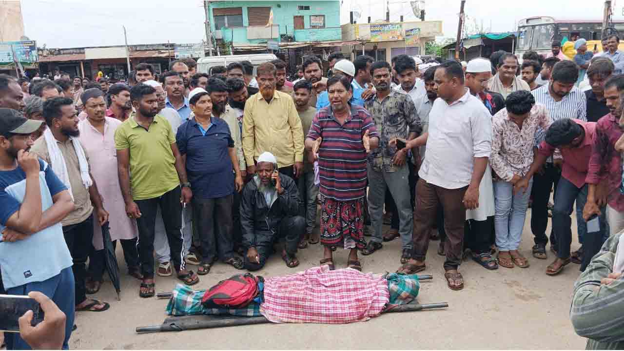 Villagers Agitation | రైలు ఢీ కొని ఒకరు మృతి.. గ్రామస్థుల ఆందోళన